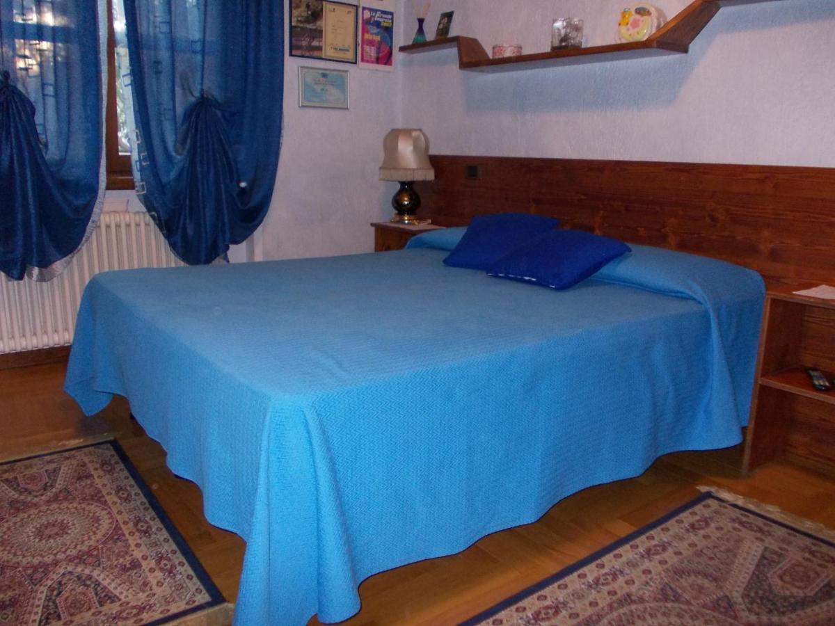 フェーニス Les Hirondelles Bed & Breakfast エクステリア 写真